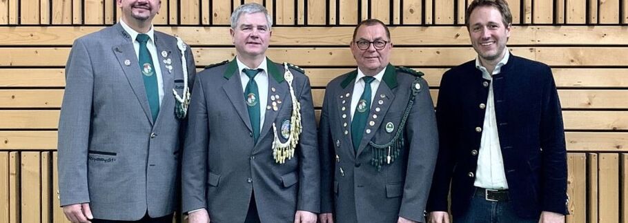 Spendenübergabe durch den 1. Vorstand des Schützenvereins Sulzbach, Herrn Manfred Kuhn an den Bereitschaftsleiter des BRK Sulzbach, Herrn Manuel Schneider.